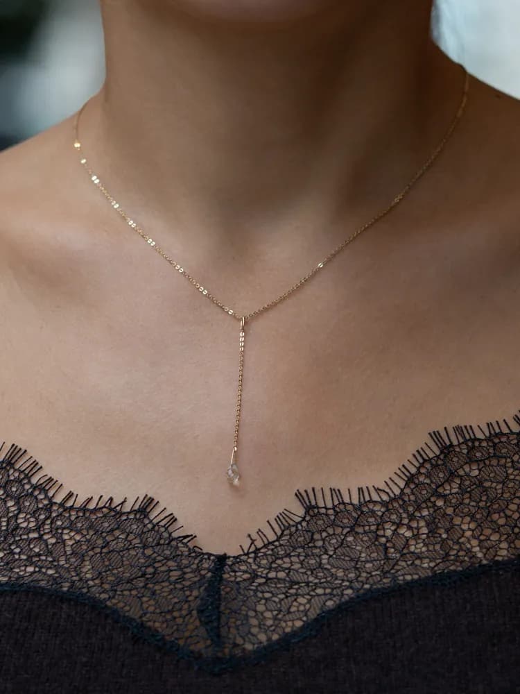 Viseća ogrlica sa belim topazom, birthstone za april